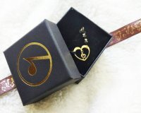 Bransoletka klucz wiolinowy w sercu - czarny sznureczek