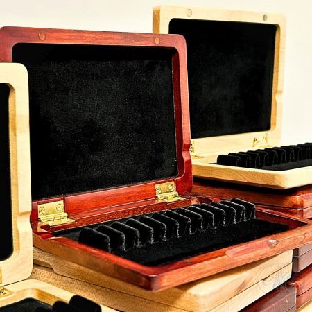 Pudełko drewniane brązowe na 12 stroików do oboju - Rigotti